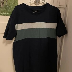 T-shirt med ränder  - Bra skick, knappt använd. 