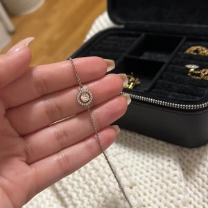 Lily and rose armband - Lily and rose armband i silver 💕💕 Inga skador eller defekter som påverkar armbandet. 