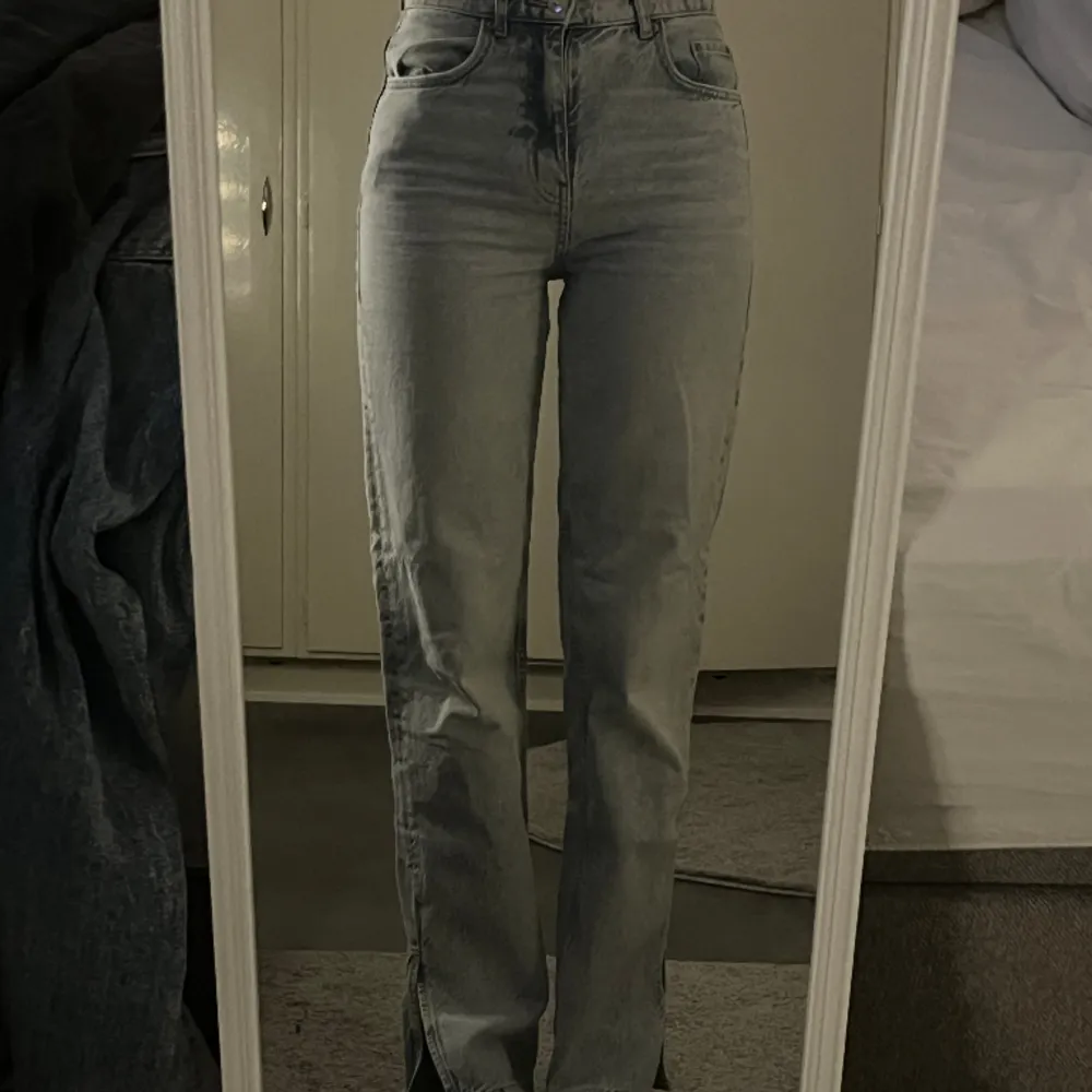 Högmidjade 90s jeans med slits på sidorna, passar för långa personer! Inga märken🤍då jag köpte dom kostade de 600!. Jeans & Byxor.