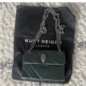 Kurt geiger väska som är i nyskick🥰 perfekt storlek för utgångar ex!