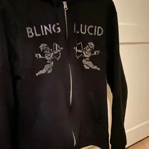 Säljer en Rhinestone hoodie från Bling Lucid i storlek M, säljer pga att jag växt ur den! Inga defekter eller något då den knappt är använd.