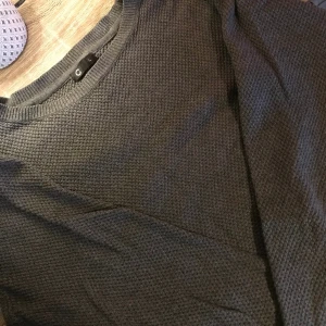 Cubus tröja  - Denna tröjan är en absurt snygg tröja att ha en skjorta under och boostar din outfit till en 10/10! Hör av dig frågor eller mer bilder💸