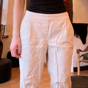 Low waist beige byxor - Säljer pga kommer ej till användning. Vid behov är det bara att skriva för fler bilder🫶 Skönt material och perfekta för sommaren