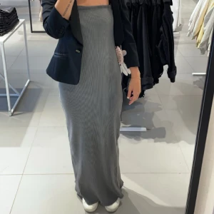 långklänning  - Säljer denna fina klänningen som jag köpte på bershka i Spanien förra sommaren! Har inga defekter utan är som 10/10 i skick jag är 160 cm lång och den går precis till fötterna så den släpar inte i marken! Hör av dig om du har fler frågor!💕🌸💖👍🏼