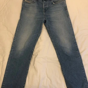 Diesel Jeans  - Säljer mina blå/ ljus blåa Diesel Jeans!  Fit: Regular  Waist: Mid Leg: Straight  Attitude: Timeless   Finns tecken på användning men inga skador som ändrar eller äventyrar plagget i helhet. Orginalpris 1100 kr, mitt pris 350 kr! Frågor? Skriv! 