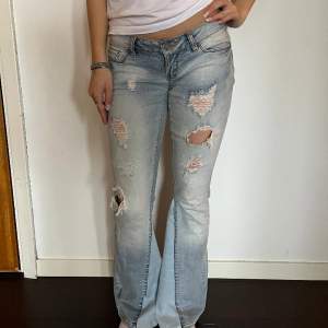 Lågmidjade håliga Bootcut jeans. Innebenslängden är 82 cm och midjemåttet 78 cm✨