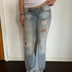 Lågmidjade håliga Bootcut jeans. Innebenslängden är 82 cm och midjemåttet 78 cm✨