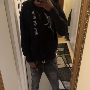 One of one full zip - Säljer nu min väldigt trendiga one of one hoodie. Säljer den just för att jag aldrig använder den, men även också för att många söker denna för att köpa. Ordinarie pris 1500kr. 9,5/10 skick. Pris går absolut att diskutera 