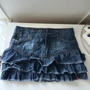 Jeanskjol med volanger lågmidjad - Säljer denna jätte snygga jeanskjol som är lågmidjad 