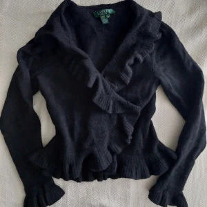 Ralph Lauren Kofta Med Volanger  - Jättefin svart kofta från Ralph Lauren, 100% ull 🎀 Köp gärna med "köp nu" funktionen 🫶