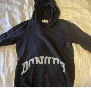Säljer en hoodie ifrån Dondup. Den är i storlek (M) och i skick 10/10 (nyskick) Inköpspris (2500) säljes för 1350