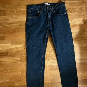 Mörk blåa jeans  - 36/32 mörk blåa jeans 