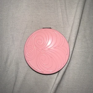 Liten rosa spegel med fina detaljer - Säljer denna fina lilla spegeln då jag inte har använt den på ett bra tag. Den har mest bara legat i en korg, så spegeln är i fint skick.  Denna spegeln är perfekt att ha med sig i väskan eller fickan om man är på väg någonstans!