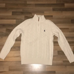 Ralph Lauren Quarterzip  - Hej nu säljer jag min jätte fina Ralph Lauren quarterzip cable knit, använd bara ett få antal gånger, har blivit för liten tyvärr. Detta är en jätte fin tröja till ett rimligt pris. Ej kvitto