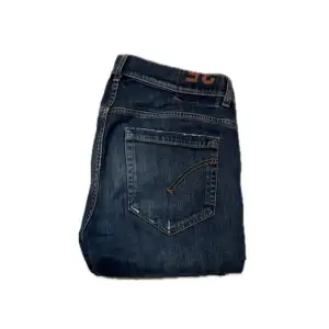 - Mörkblå Dondup george jeans - Skick 8/10, använda men inga hål som inte är del av modellen - Storlek 35 passar 33 - Självklart äkta - Endast jeansen medföljer