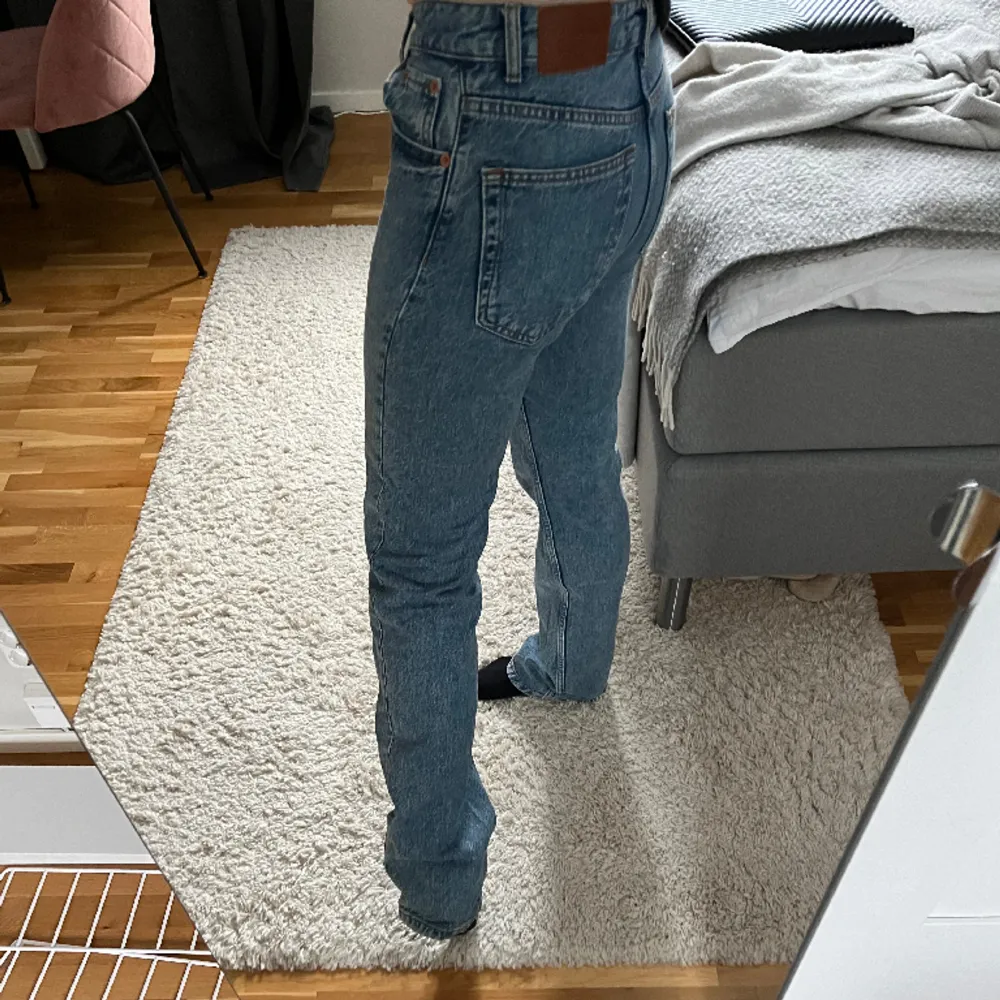 Blå raka jeans från Zara. Modellen heter ”the midwaist straight”, stl 34!   Paketpris vid fler köp av mig❗️. Jeans & Byxor.