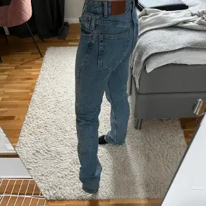 Blå raka jeans från Zara. Modellen heter ”the midwaist straight”, stl 34!   Paketpris vid fler köp av mig🩷