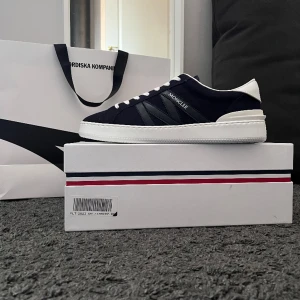 Moncler skor nya  - Helt nya moncler skor köpta på nk och svåra att få tag på helt slutsålda överallt.  Storlek 44 och kvitto finns allt som finns på bilden ingår. För fler frågor hör av er 