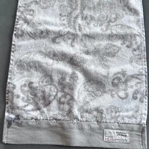 Odd Molly Home Handuk ( 30cm x 50 cm )  - Säljer en fin gästhandduk från underbara: Odd Molly.  Använd EN gång.  Storlek: 30 cm x 50 cm Material: 100% Bomull