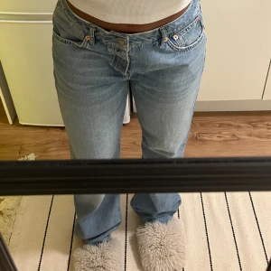 Jeans ICON - Säljer dessa ICON jeans från lager 157 i storlek L, har trätt ett skosnöre på insidan av midjan så att de går att dra åt, fint skick, 150 kr + frakt 