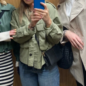 Cargojacka - Lite oversized, passar från S till L. Sparsamt använd. 