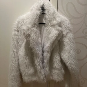 Pälsjacka - Pälsjacka från Ginatricot, säljer bara för att jag köpt en annan liknande 🩷storlek L men passar bra på mig som är 38/40/M. Jag har haft ett plagg under som färgat av sig lite på insidan men inget som man märker på utsidan 🙌