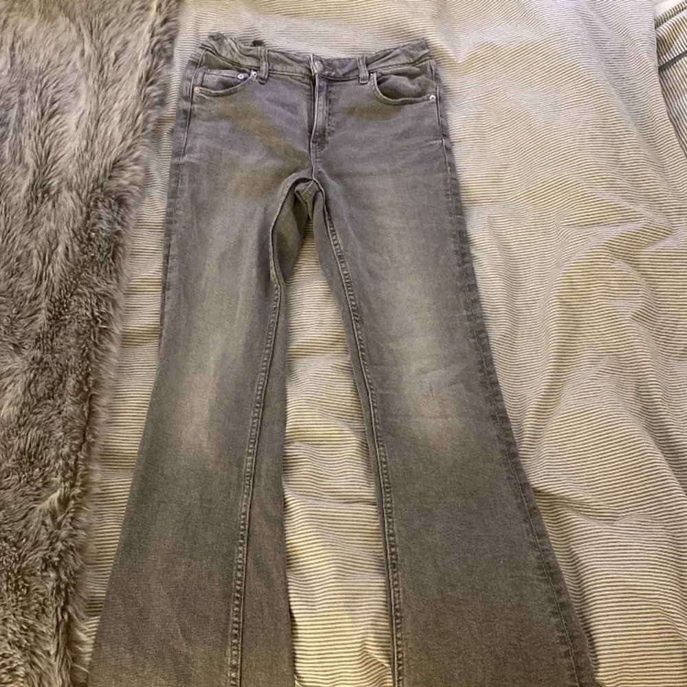 jag säljer nu dessa ljusgrå jeans ifrån gina tricot young, pga för små. använda ett fåtal ggr och ser som nya ut💗kommer ifrån rökfritt hem men har pälsdjur. köpta för 299kr men säljer för 199kr💗. Jeans & Byxor.