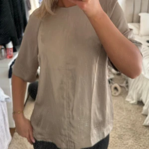 Blus  - Jätte fin blus, har tyvärr aldrig kommit till användning 🫶🏼