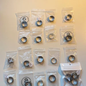 Chrome Hearts Ringar - Riktigt feta ringar för både kille och tjej! Finns i flera olika storlekar och mönster, och var inte rädda att höra av er vid frågor eller funderingar! 100kr styck, priset kan diskuteras!