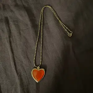Jättefint silver halsband med rött hjärta som man kan öppna och sätta bild inuti💕 använd en gång. Frakt 18kr postar i brev☺️ kontakta mig om ni har några frågor<3