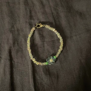 armband - Fint armband med blå blomma på💕Frakt 18kr postar i brev🤗Kontakta mig om ni har några frågor <3