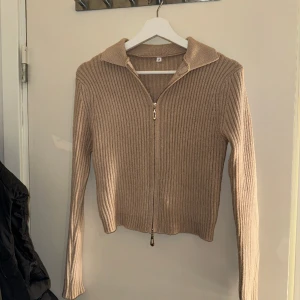 Beige stickad kofta tröja - Beige mysig kofta/ tröja med dragkedja. Helt oanvänd 