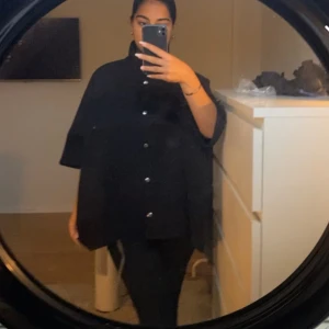 Kappa - Säljer min fina tre kvart ärmade kappa! Jätte fin på, lite lång, men ändå jätte fin! Storlek s/m. Köparen står för frakten 🥰