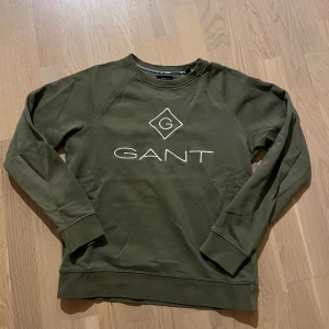 Gant tröja  - Olivgrön gant tröja i fint skick, då jag vuxit ur. 