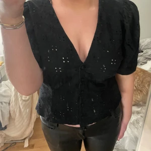 Vringad blus - Jättefin mönstrad topp från HM med knappar:) Köpt secondhand och har ingen storlekslapp men skulle säga att den passar någon som vanligtvis bär M/40 beroende på mått över byst:)  (tryck på köp nu)🥰