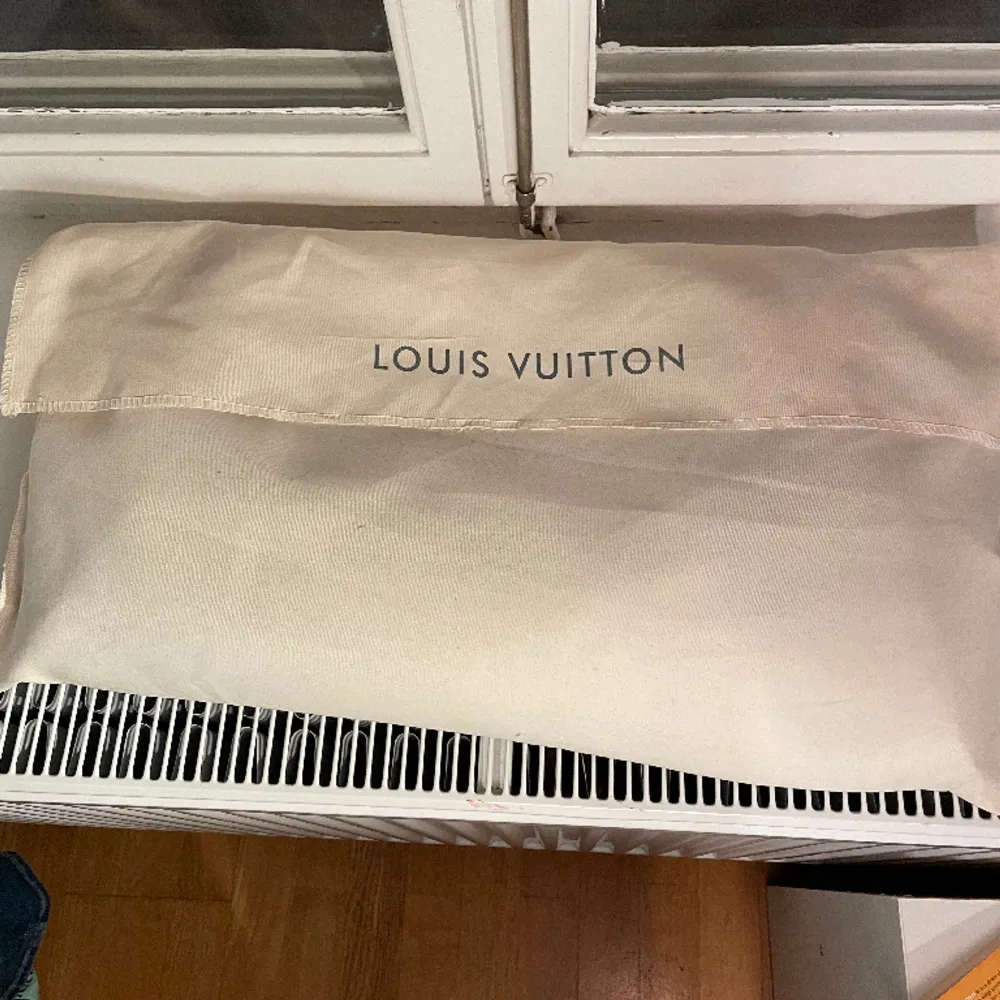 Louis Vuitton väska. Skriv för fler bilder eller frågor. 1:1 replika. . Väskor.