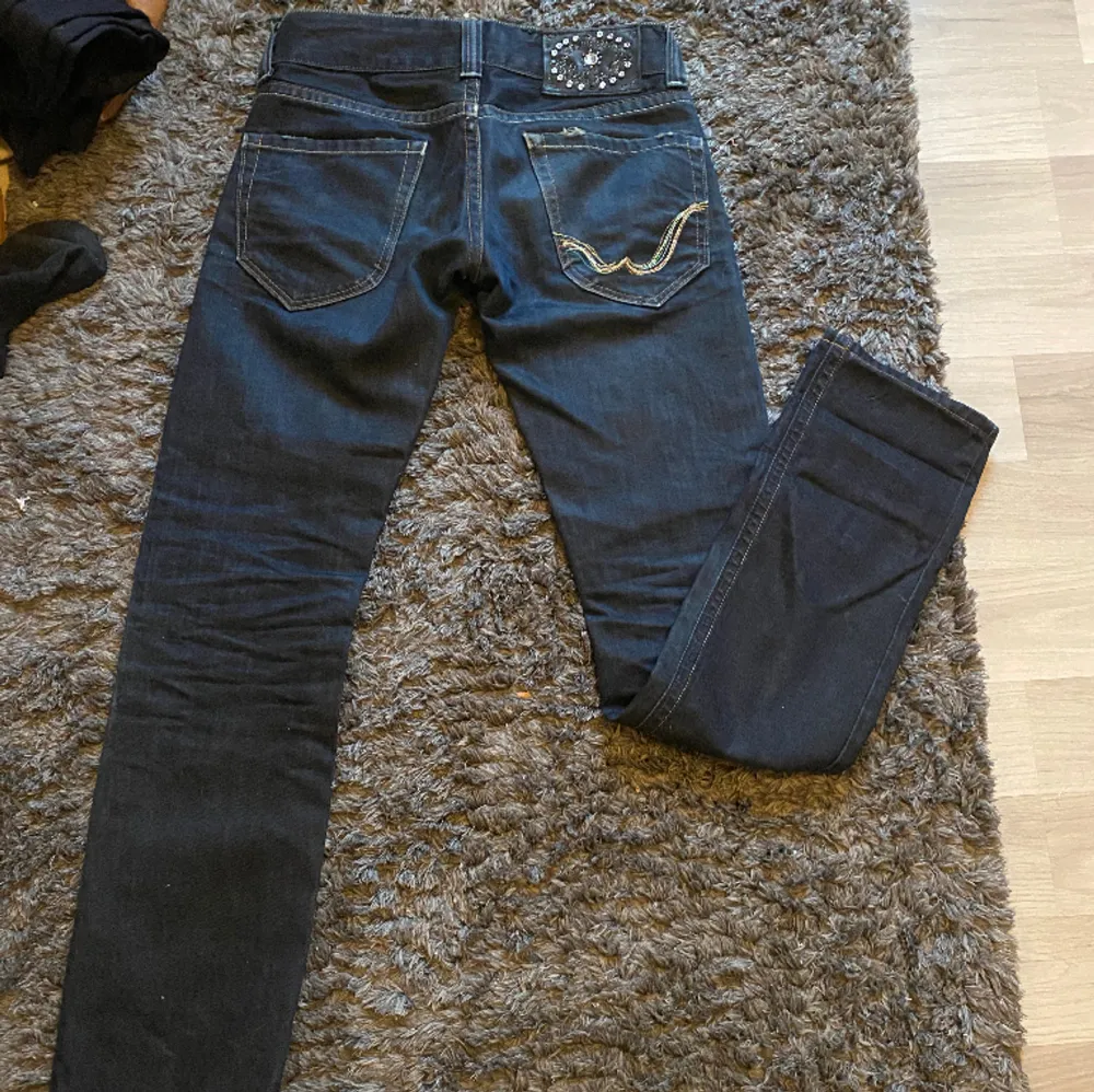 Jag säljer dessa super snygga replay jeans som jag absolut ÄLSKAR med tyvär är dem för små för mig. De är mörkblå,lågmidjade, lite Skinny och långa för mig som är 165cm💕. Jeans & Byxor.