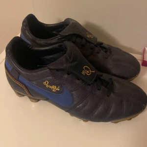 Sällsynta Ronaldinho skor ifrån 2006 - Skicket är i 6/10 men dessa skor säljs inte längre så är verkligen värt priset. Pris kan diskuteras.