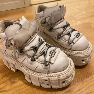 New rocks - Säljer mina New rocks i strl 39 men passar även 40. Dessa är sjukt bekväma och riktigt snygga. Säljer då jag inte använder dessa längre :) Dem är lite smutsiga som man ser på bilderna men det går lätt att få bort med lite vatten. nypris: 3500kr