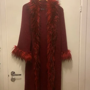 Pälskofta - Såå fin med fauxfur-detaljer! Äkta Y2K från Italien. Passar storlek S-L❤️