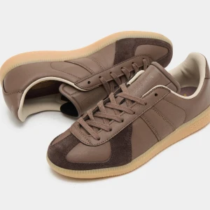 Adidas skor - Adidas BW sport i sjukt sällsynt färg. Riktigt snygga skor i brun färg i storlek 43 1/3 som liknar gats. Sitter 42/43. Använda 2 gånger, saknar tyvärr låda så endast skor därav pris. Sällsynt modell som är svåra att få tag på i Sverige.