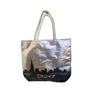 DKNY Extra Large Black/Silver  City Line ftotebag i superfint skick. Den är inte använd mer än vid ett par tillfällen och är i nyskick.  Väskan är 43x37 cm.  
