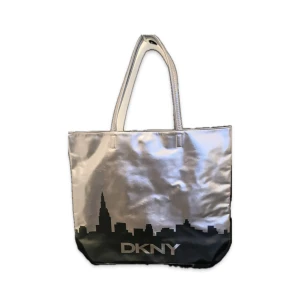 DKNY Totebag XL - DKNY Extra Large Black/Silver  City Line ftotebag i superfint skick. Den är inte använd mer än vid ett par tillfällen och är i nyskick.  Väskan är 43x37 cm.  