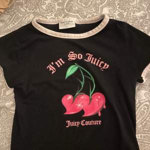 Säljer min söta juicy couture t-shirt. Den är använd men väl omhändertagen, köpt för 800 kr men sänker till rimlig pris. Liten i storlek men ändå mycket stretch. Vid privata bilder skriv i dm📥🙏🏼