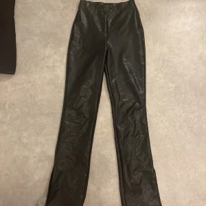 Skinnbyxor  - Jätte fina skinnbyxor från madlady i storlek xs tall. Utåtsvängda där nere me en liten slits på båda sidor! Som nya, andväbdt Max 4 gånger