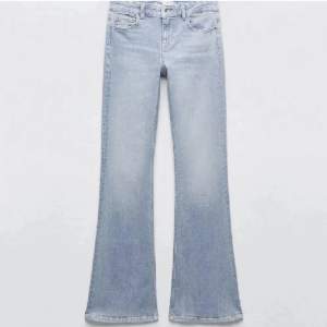Säljer dessa super snygga och slutsålda bootcut jeans från zara som är lowwaist! De är i väldigt bra skick! Storleken är 32, midjemåttet är 36cm tvärsöver och innerbenslängden är 82cm!💕