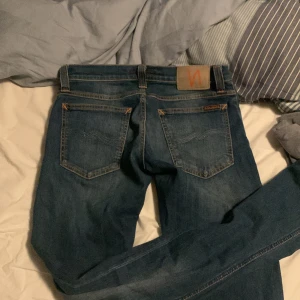 Nudie jeans  - Nudie jeans för ett bra pris! Storlek 31/32 fast är lite liten i storleken. Skick är 9/10 inga skador eller liknande. Skriv vid minsta lilla fundering!