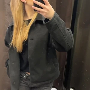 Jacka - Detta är en jacka/kappa ifrån monki i storlek xs. Den är knappt använd och är i jättebra skick. Pris kan diskutera 💞