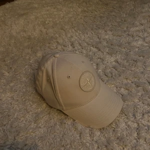 Stone Island Keps - Stone island keps i beige färg som är i riktigt bra skick.