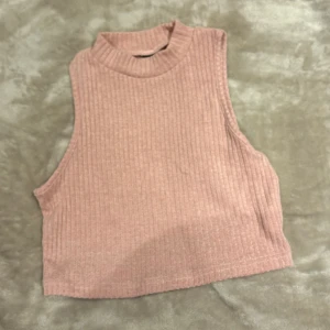 Linne - Ett ljusrosa linne från shein, väldigt mjukt material och ganska tjockt. Är ALDRIG använd! 